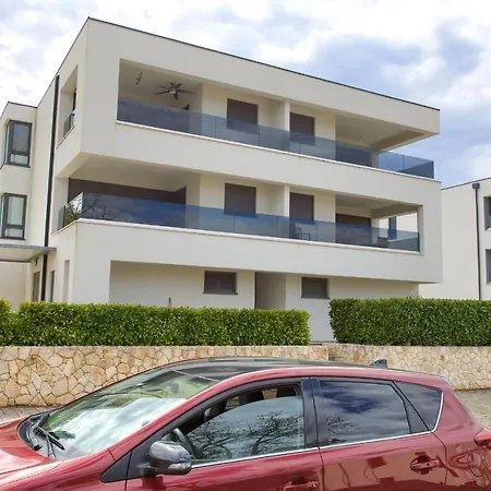 Luxury Aronia Apartment