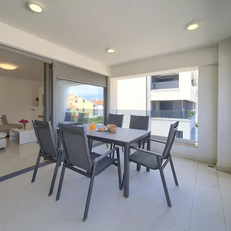 Luxury Aronia Apartment